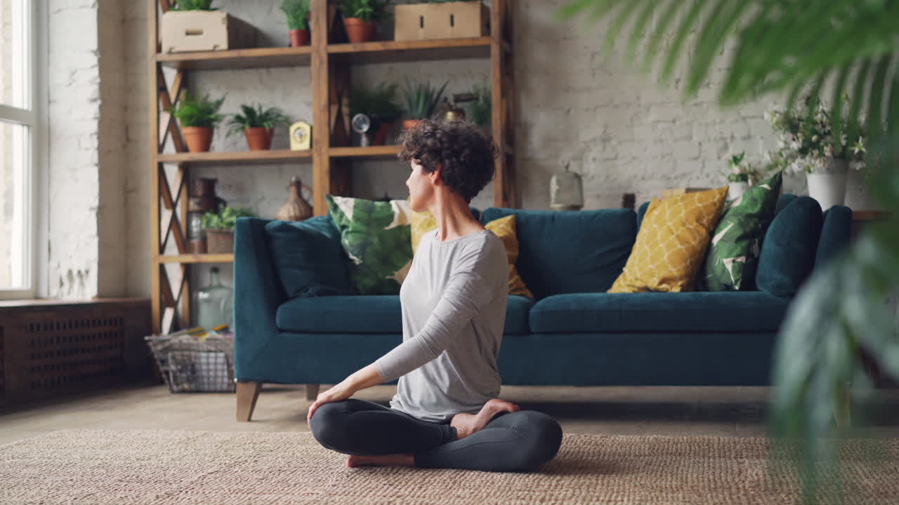 Donna che pratica yoga e meditazione a casa