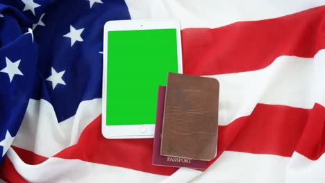 tableta digital, pasaporte y visado con bandera estadounidense
