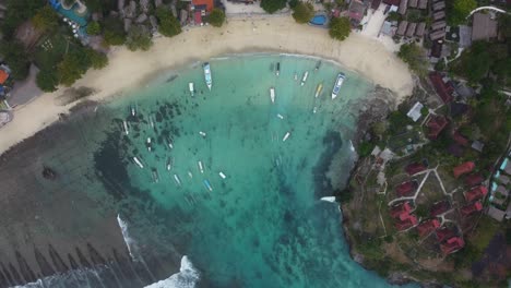 Imágenes-Aéreas-De-Drones-De-4k:-Tranquila-Playa-De-Mushroom-Bay,-Nusa-Lembongan,-Bali