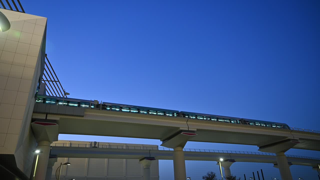 4k: 2020 엑스포 역을 떠나는 두바이 지하철 열차, 지하철은 아랍 에미레이트 두바이의 고속철도망입니다.