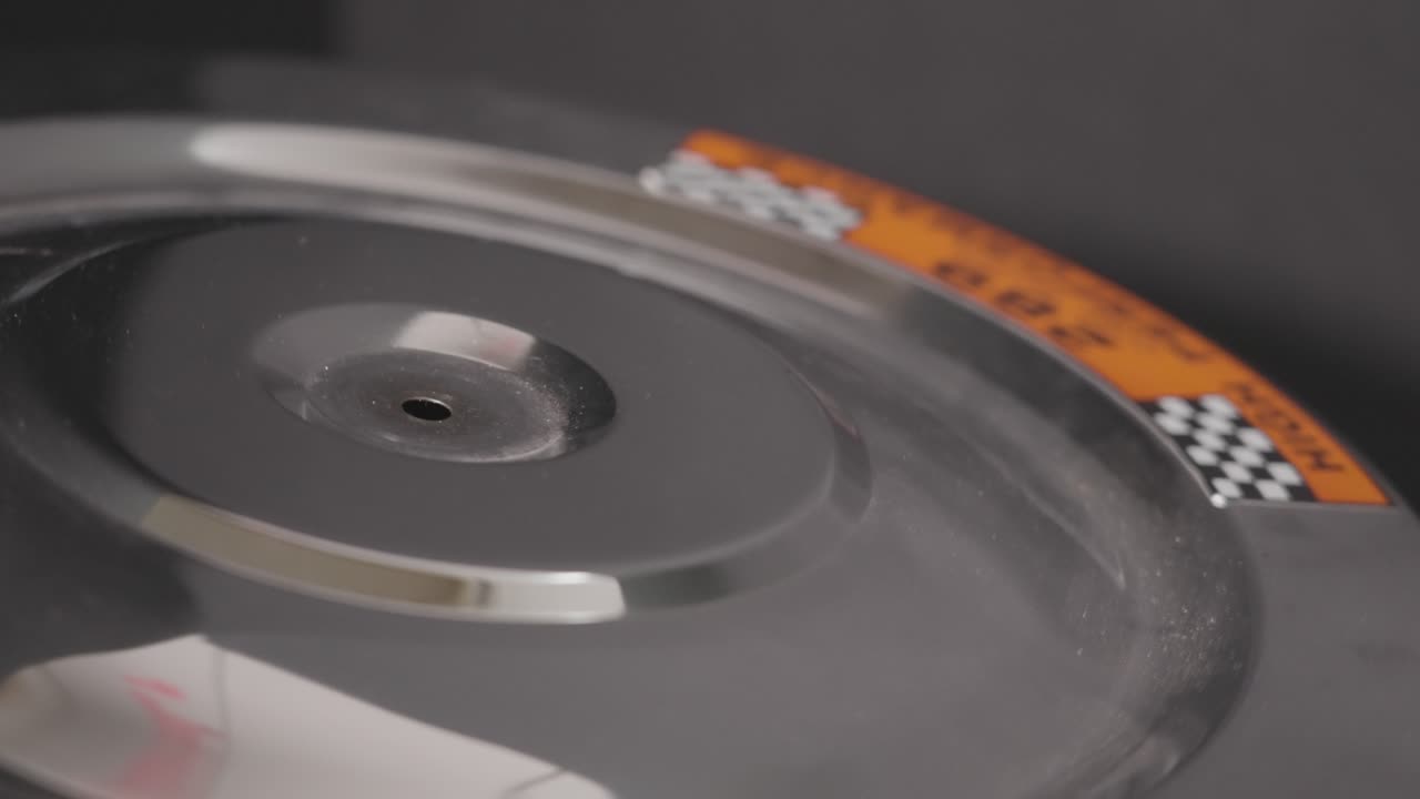 오래된 포드 289 필터를 자세히 보세요.