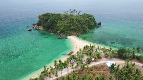 Vista-Aérea-De-Un-Pequeño-Islote-Tropical-Conectado-Al-Continente-Con-Playa-De-Arena-Blanca