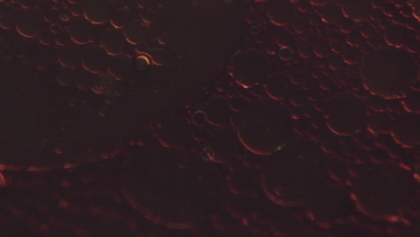 Abstrakte-Makroaufnahme-Von-Luftblasen,-Die-Sich-In-Einer-Transparenten-Bernsteinfarbenen-Flüssigkeit-Bilden