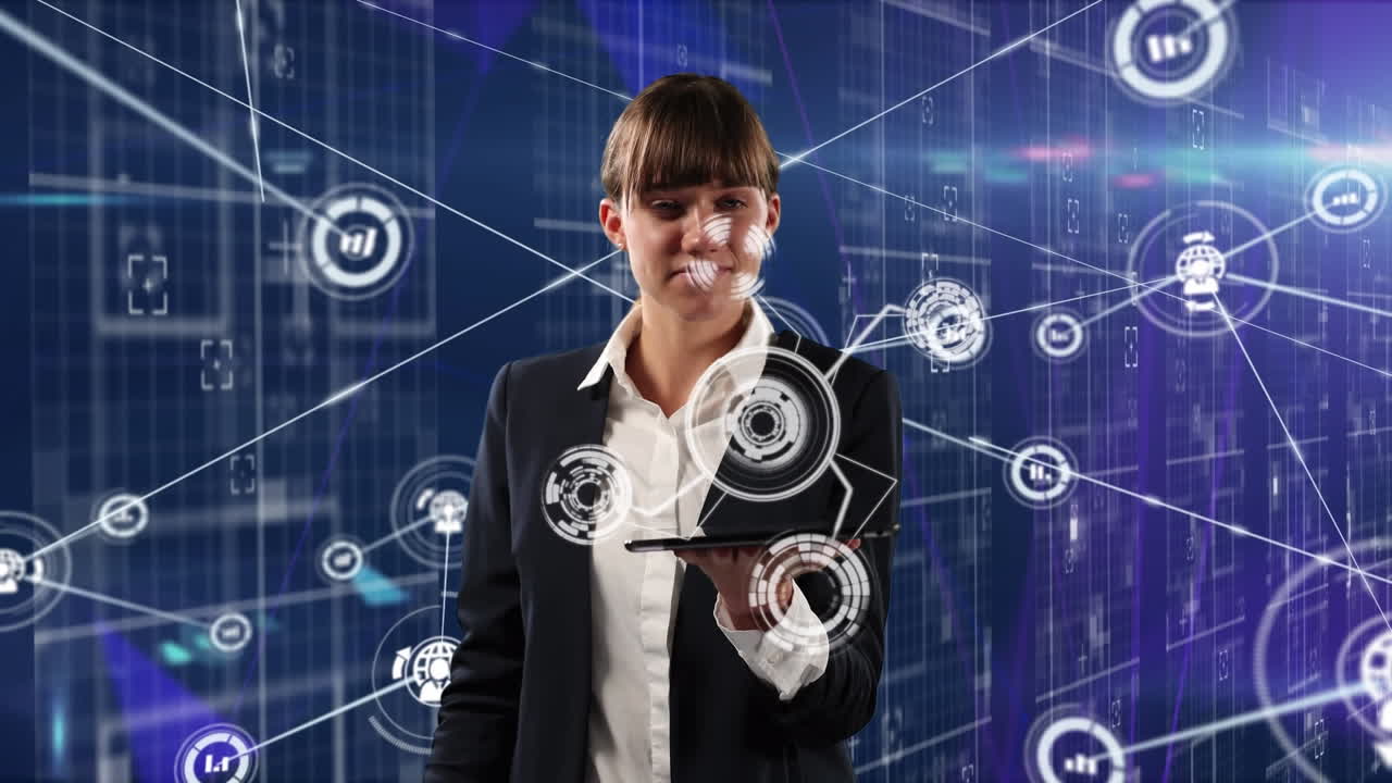 animación de una red de conexiones sobre una feliz mujer de negocios caucásica sobre un fondo azul.