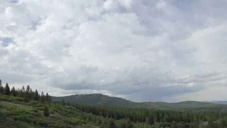 塔霍國家森林 (tahoe national forest) 的雲和樓梯步道在加利福尼亞州特魯基 (truckee)