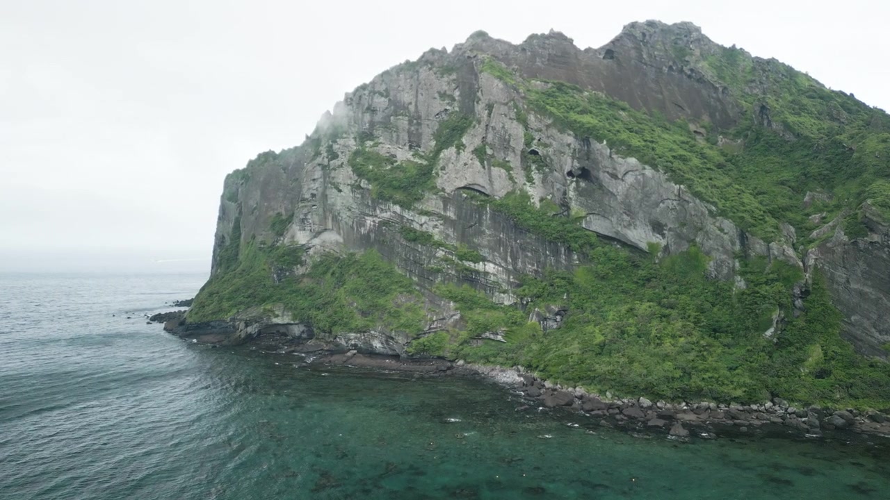 Máy bay không người lái 4K trên bãi biển cát đen và vách đá núi lửa ở Jeju-do