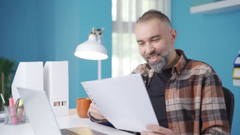 buenas noticias, un flujo de trabajo positivo hace feliz al hombre de negocios.