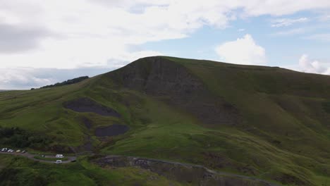 parque nacional del distrito peak con colinas verdes en inglaterra - disparo de avión no tripulado