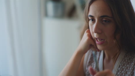 llamada de video mujer trabajo remoto portátil