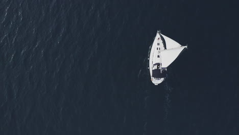 vista aérea de un velero en el océano