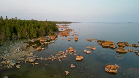 ascenso aéreo del campo de rocas a lo largo de la costa y el desierto del lago huron, península superior, michigan