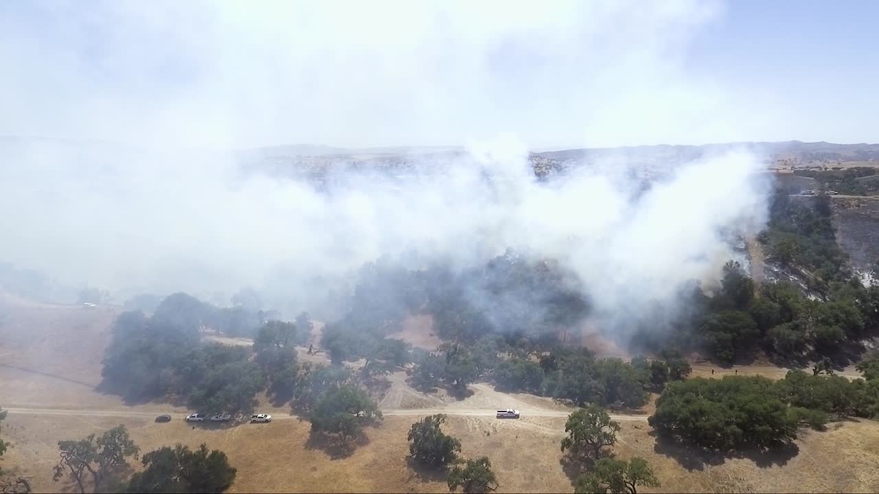 el humo del fuego llena el cielo