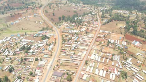 Luftdrohnenansicht-Der-Straße-In-Kamatira-In-West-Pokot,-Kapenguria,-Kenia