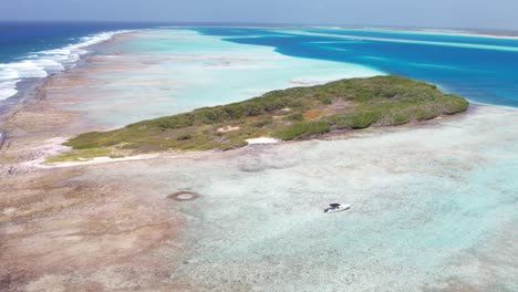 Drohnenaufnahme-Eines-Tropischen-Paradieses-Mit-Einem-Im-Nationalpark-Los-Roques-Verankerten-Boot