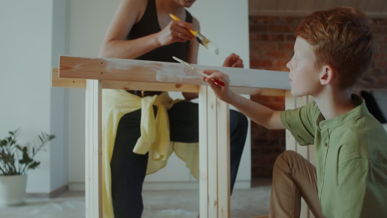 familia pintando una mesa de madera
