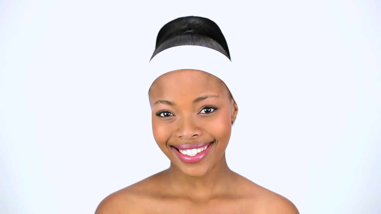 modelo atractivo y relajado posando