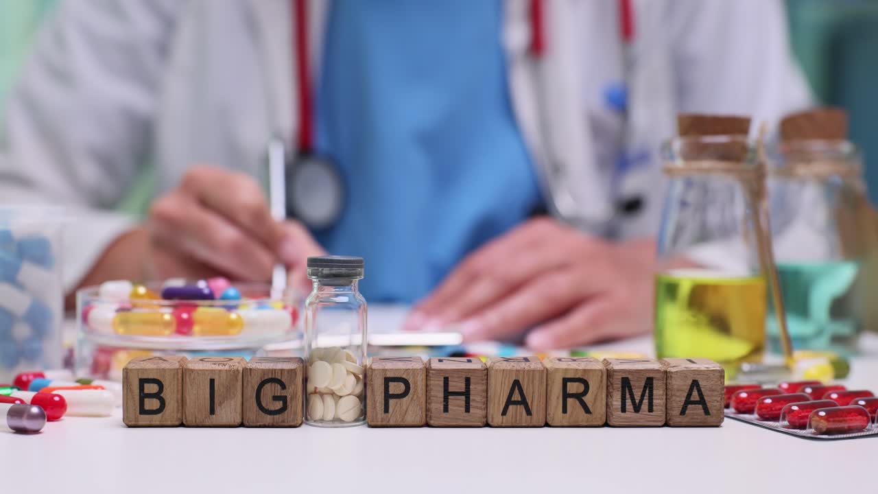 Teksten big pharma på treklosser med medisin på legens skrivebord