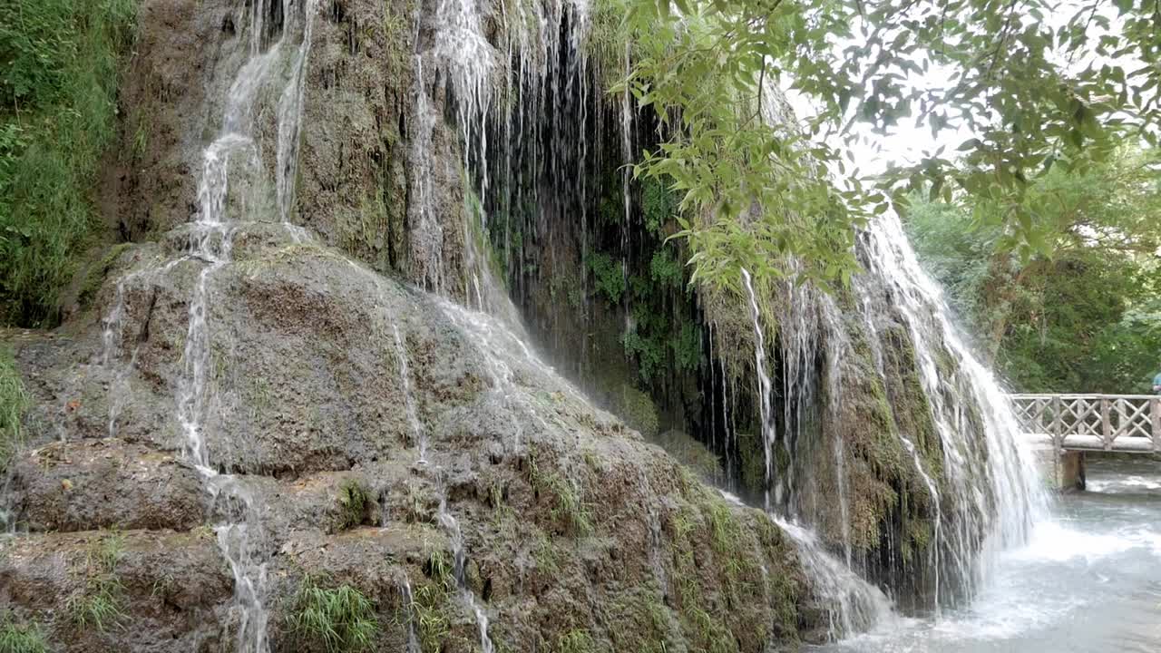 hermosa cascada cascada en el monasterio de piedra, españa