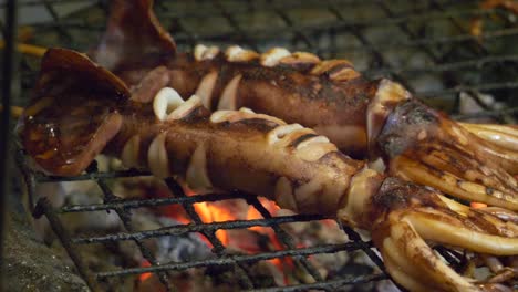 mercado nocturno de tailandia puesto de comida calamar a la parrilla jugoso en carbón caliente