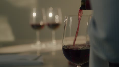 Nahaufnahme-Eines-Kellners,-Der-Gläser-Rotwein-Einschenkt