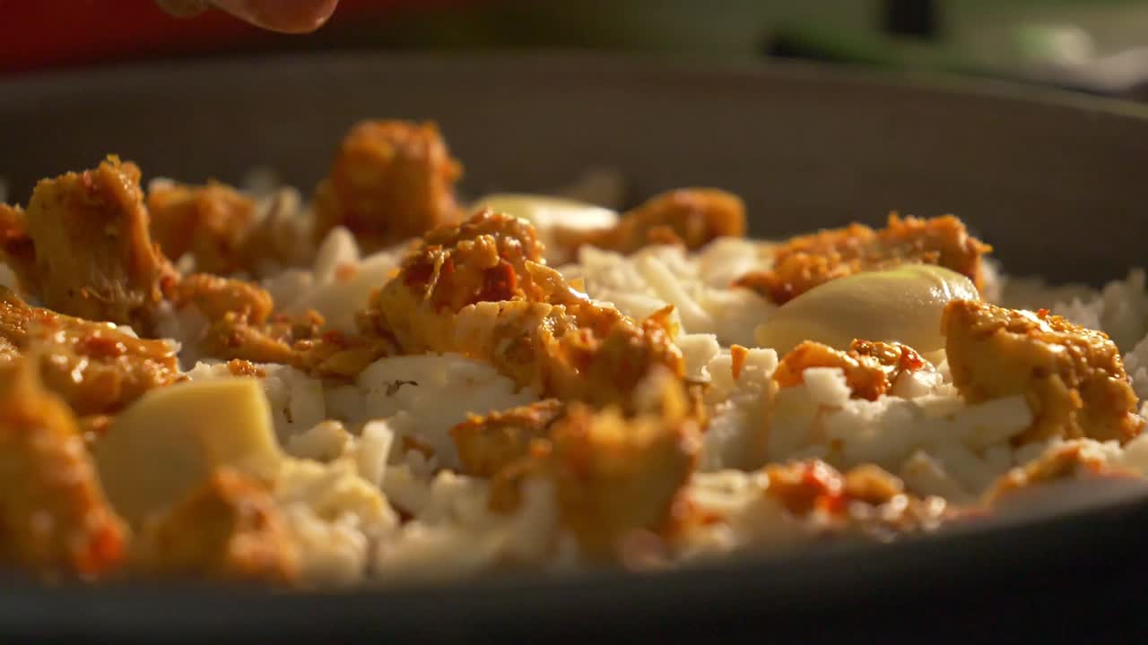 피자에 버섯을 손으로 살짝 뿌리다