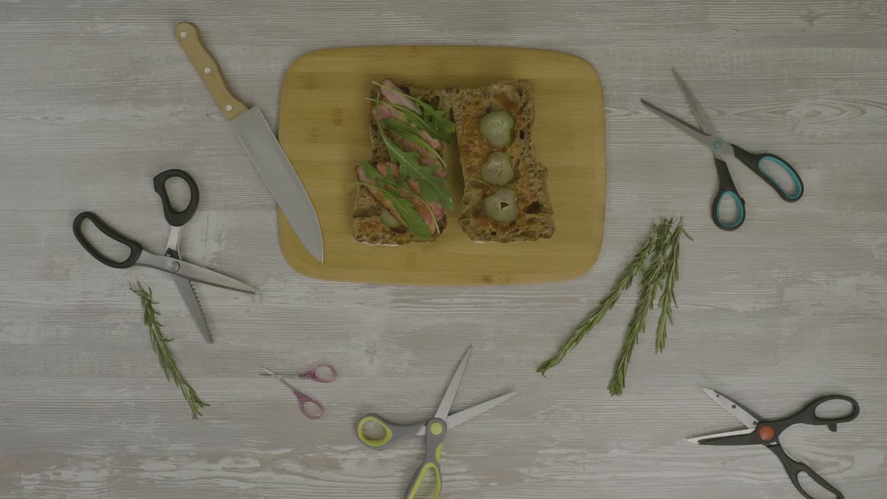 preparando un sándwich gourmet