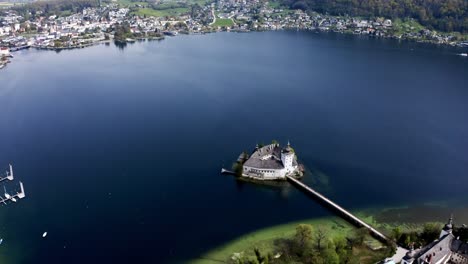 Luftaufnahmen-Der-Wunderschönen-Stadt-Gmunden-In-Österreich