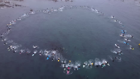 Paddle-Out-Denkmal-Im-Meer-Für-Verstorbenen-Surfer