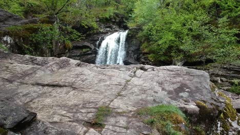 Revelador-Tiro-De-Drone-De-Cascada-De-Montaña