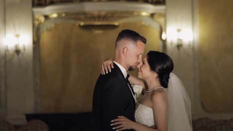 Retrato-De-Recién-Casados,-Novio-Caucásico-Caminando,-Abrazándose,-Abrazos-En-Una-Habitación-Grande,-Pareja-De-Novios