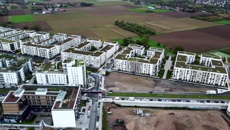 Gran-Toma-Aérea-De-Un-Tren-Que-Llega-A-La-Ciudad-De-Ulm,-Alemania