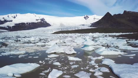 antena lenta acercándose al glaciar vatnajokull en fjallsarlon islandia sugiere el calentamiento global y el cambio climático 7