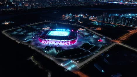 Vista-Aérea-Nocturna-De-Una-Intersección-De-La-Autopista-Y-El-Estadio-De-Fútbol-Spartak-Moscú-Otkritie-Arena