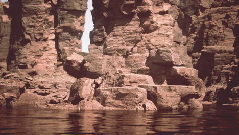 Der-Fluss-Fließt-Durch-Das-Tal-Aus-Riesigen-Roten-Felsen