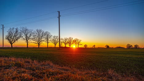 Zeitraffer-Der-Atemberaubenden-Aussicht-Auf-Den-Sonnenuntergang-Und-Die-Strommasten-Außerhalb-Der-Stadt