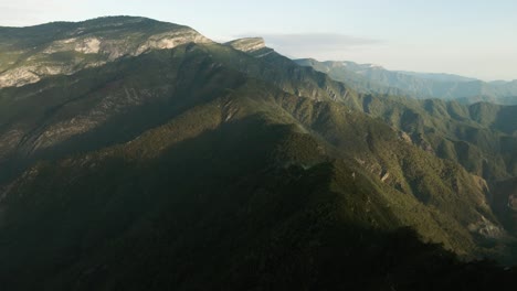 Vista-Aérea-Del-Amanecer-Y-Los-Picos-De-Las-Montañas,-El-Paisaje-Forestal-Y-La-Niebla