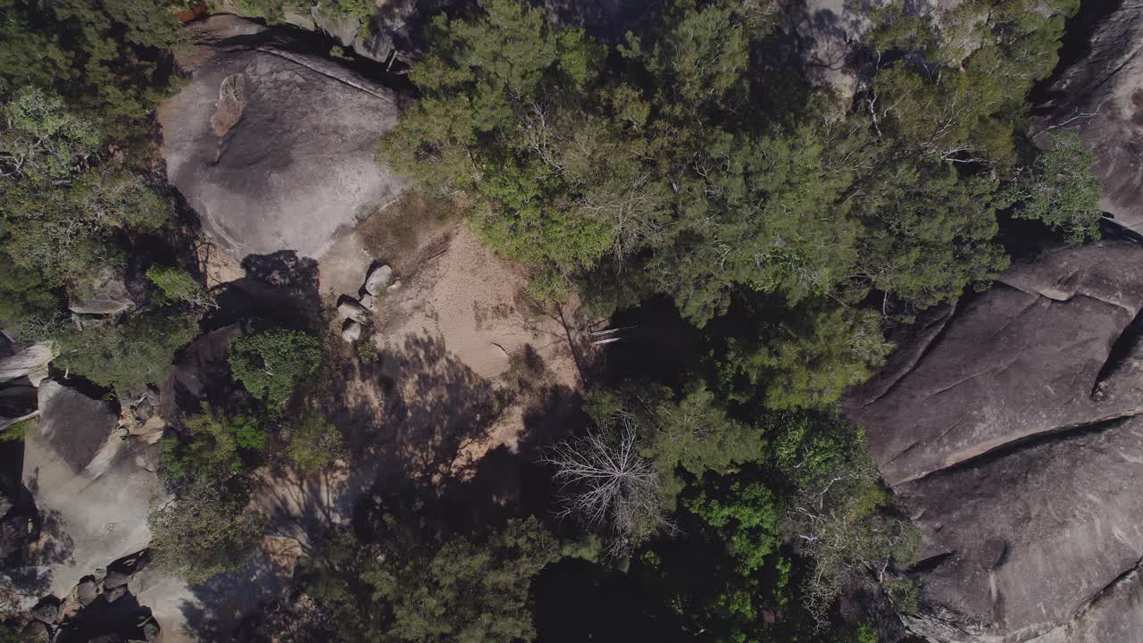 오스트레일리아 퀸즐랜드 마리바에 있는 화강암 협곡 자연 공원의 거대한 바위에 대한 조감도 - 드론 샷