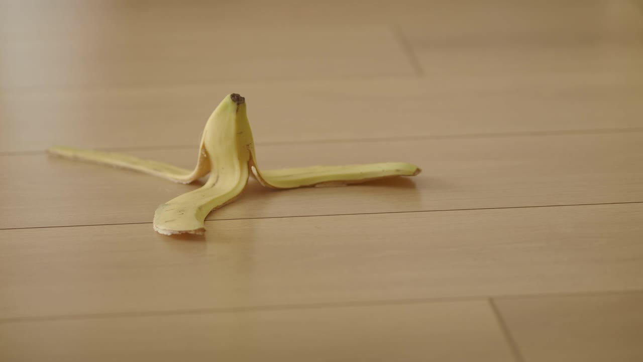 바닥에 바나나 질