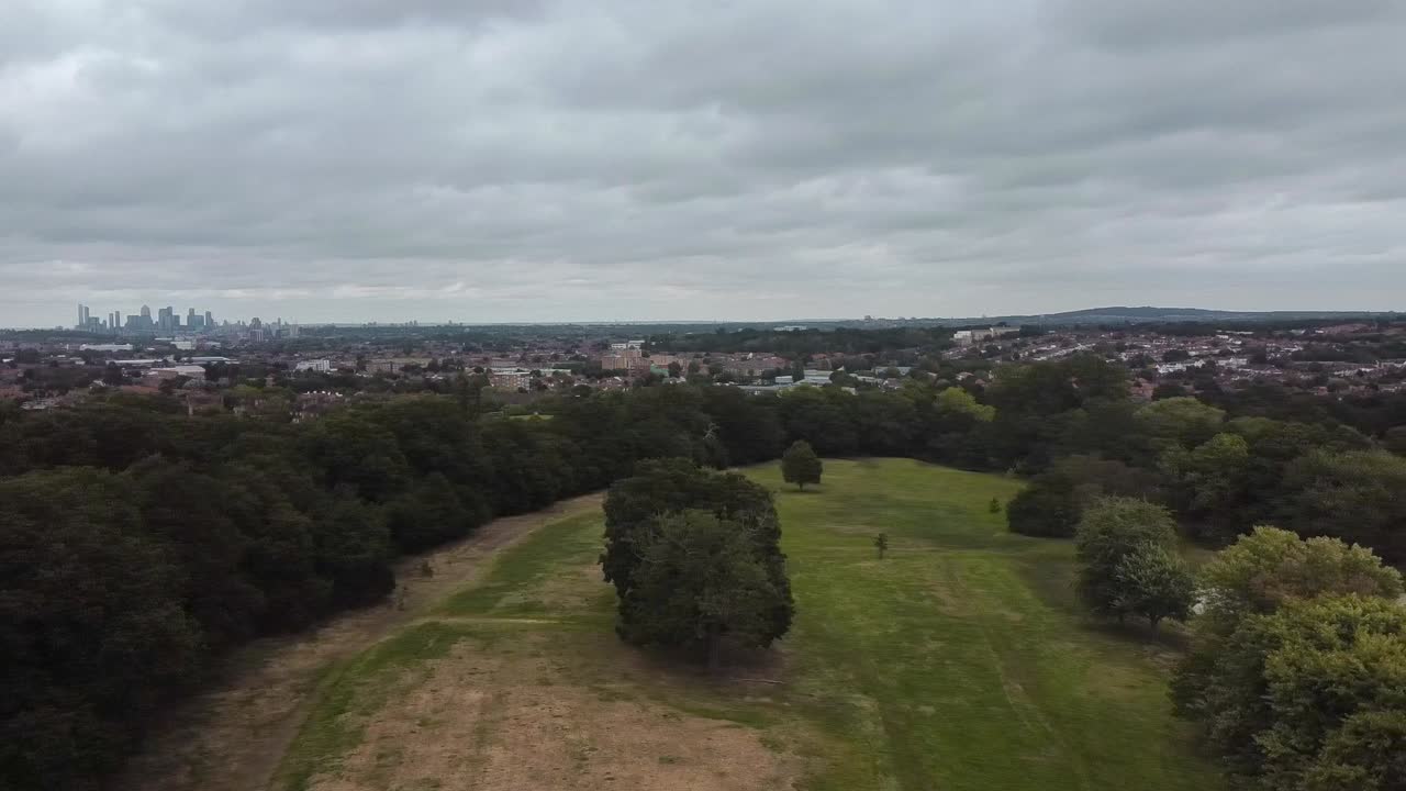 도시 풍경 배경으로 빈 런던 공원의 극단적인 광범위한
