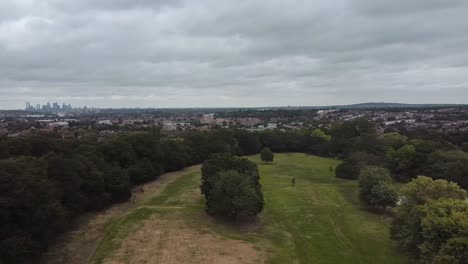 extreme toma amplia de un parque vacío de londres con el paisaje urbano como telón de fondo