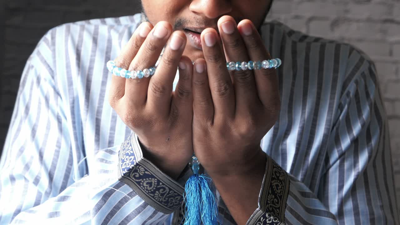 hombre musulmán orando durante el ramadán, de cerca