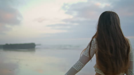 chica juguetona posando con vista al agua lugar retrato. mujer riendo mirando cámara