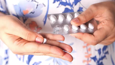 mujer sosteniendo un paquete de pastillas