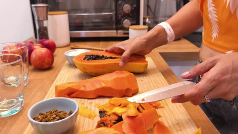 preparing a papaya