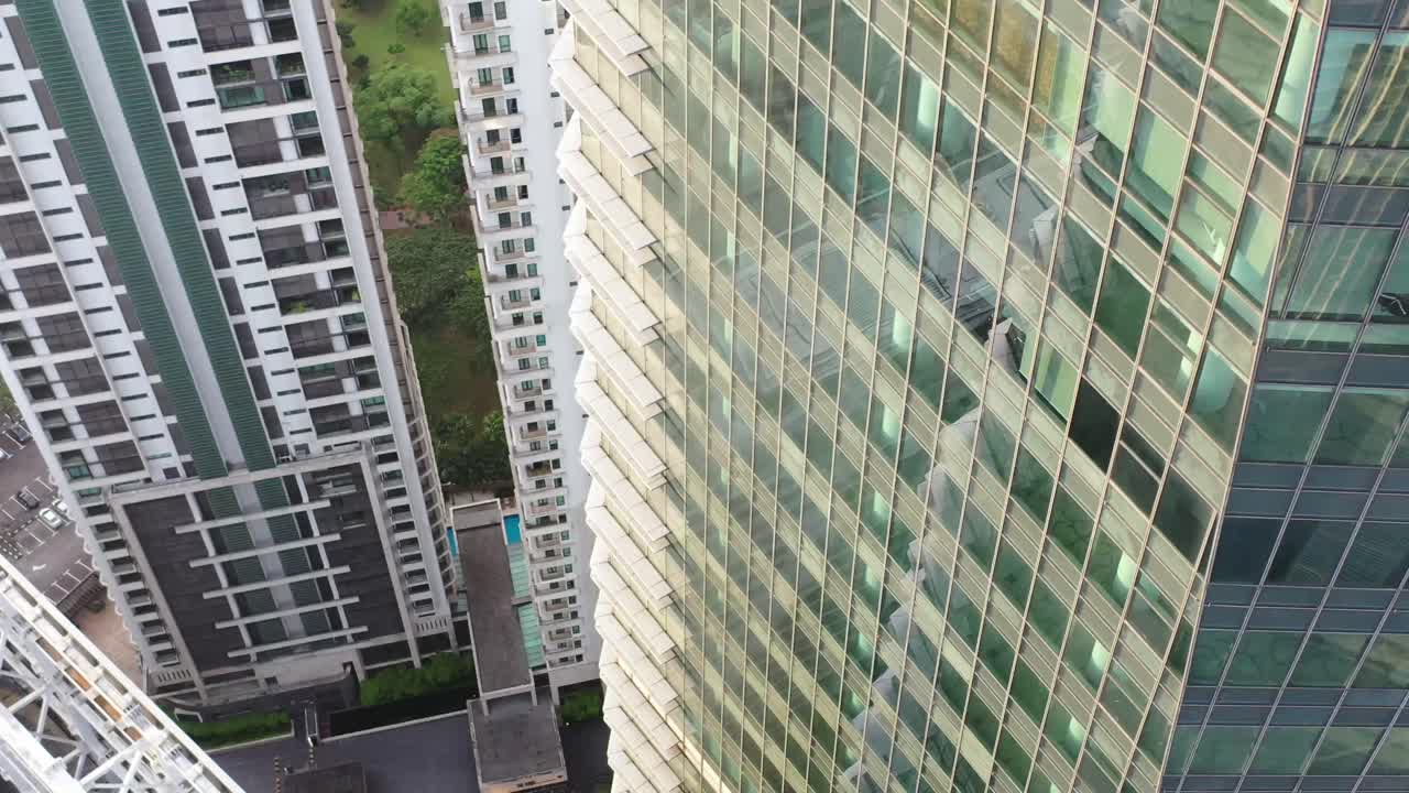 toma de pedestal en el centro metropolitano, capturando el cierre del exterior del edificio de oficinas corporativas con reflejo de ventana de vidrio en el área central de la ciudad