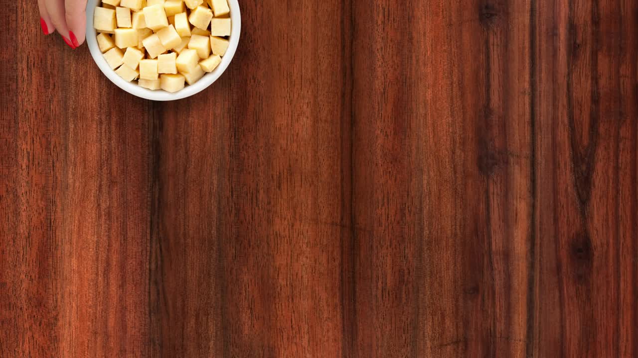 ofreciendo cubos de patata dulce cruda