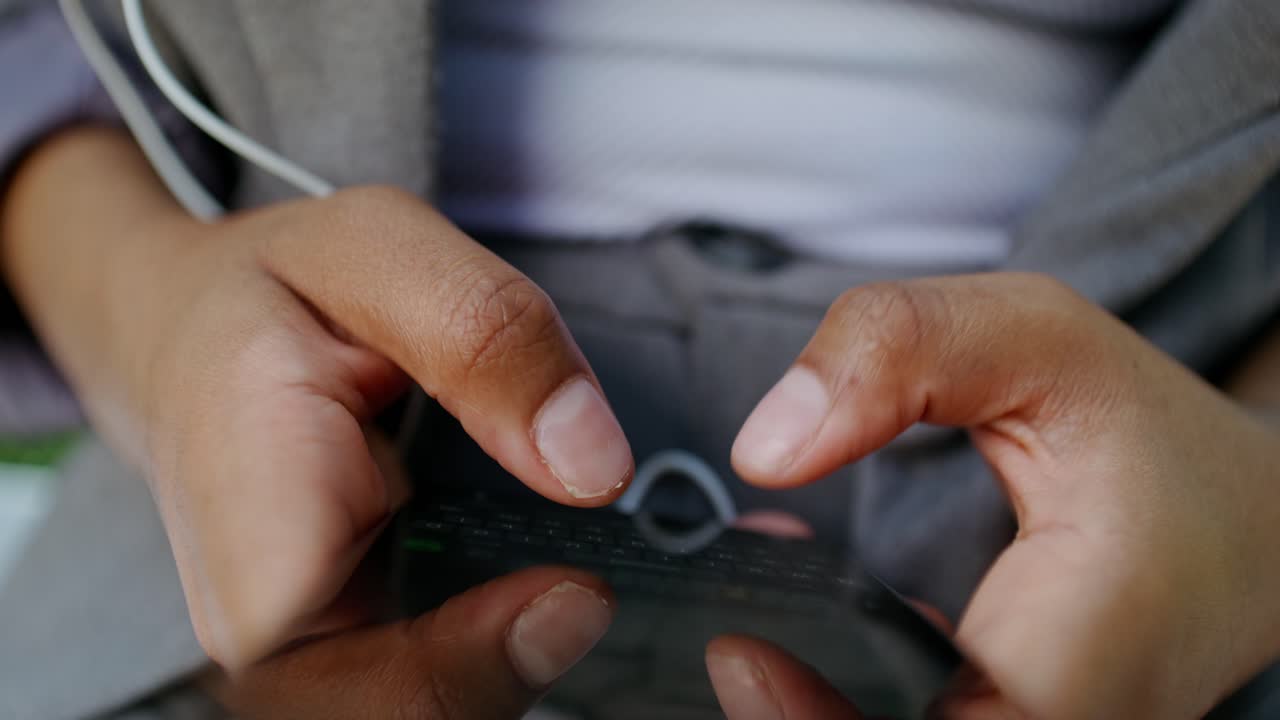 스마트폰을 사용하는 사람