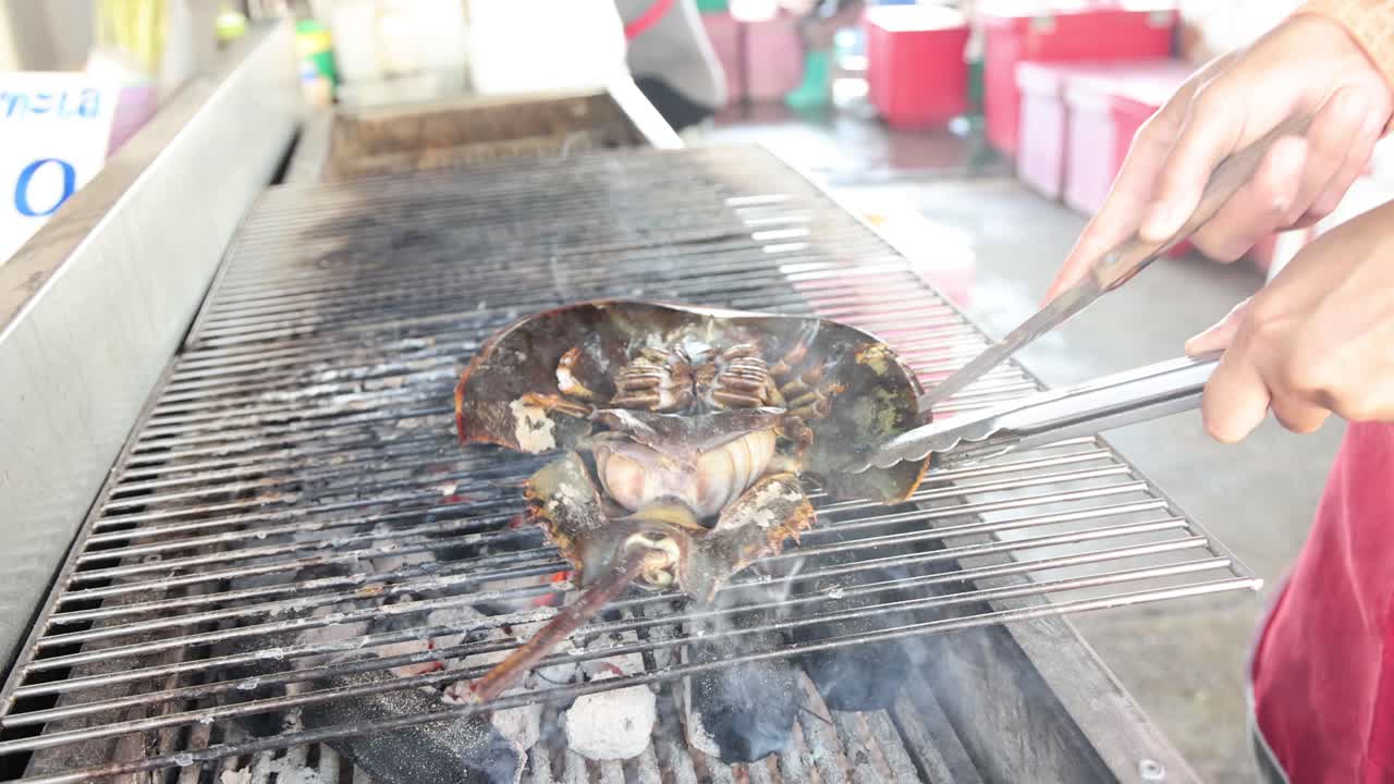 야외 그릴에서 말발 크래브를 요리하는 것.