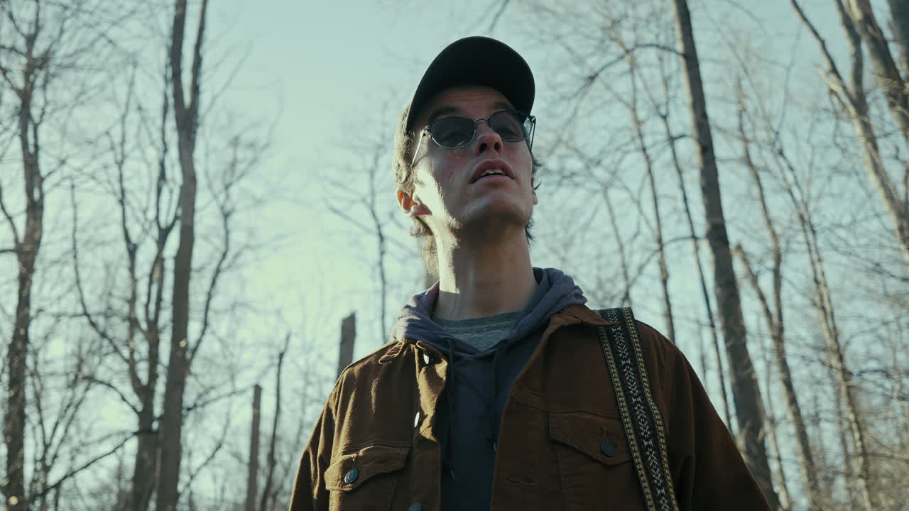 젊은 사진작가 가  ⁇ 빛 에 나무 를 바라보고 있다