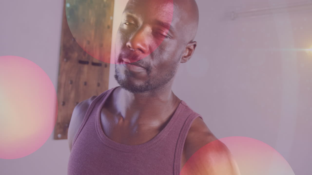 animación de puntos sobre afroamericano hombre en forma sonriendo a la cámara